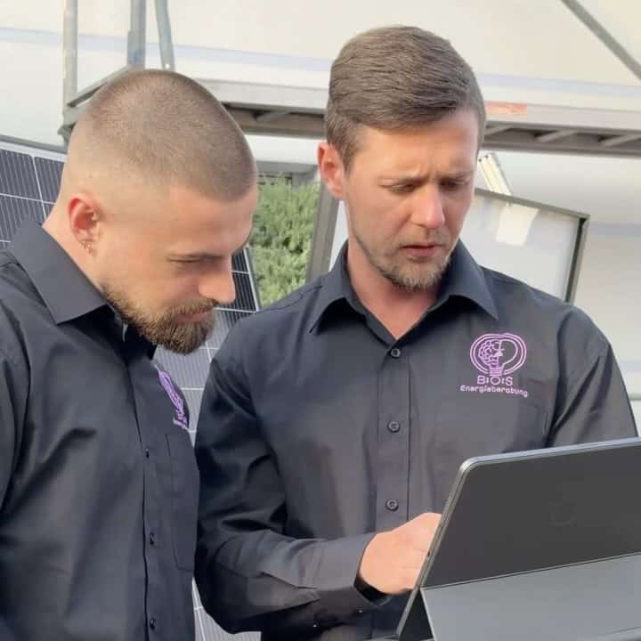 BOS-Team bei der Planung am Laptop