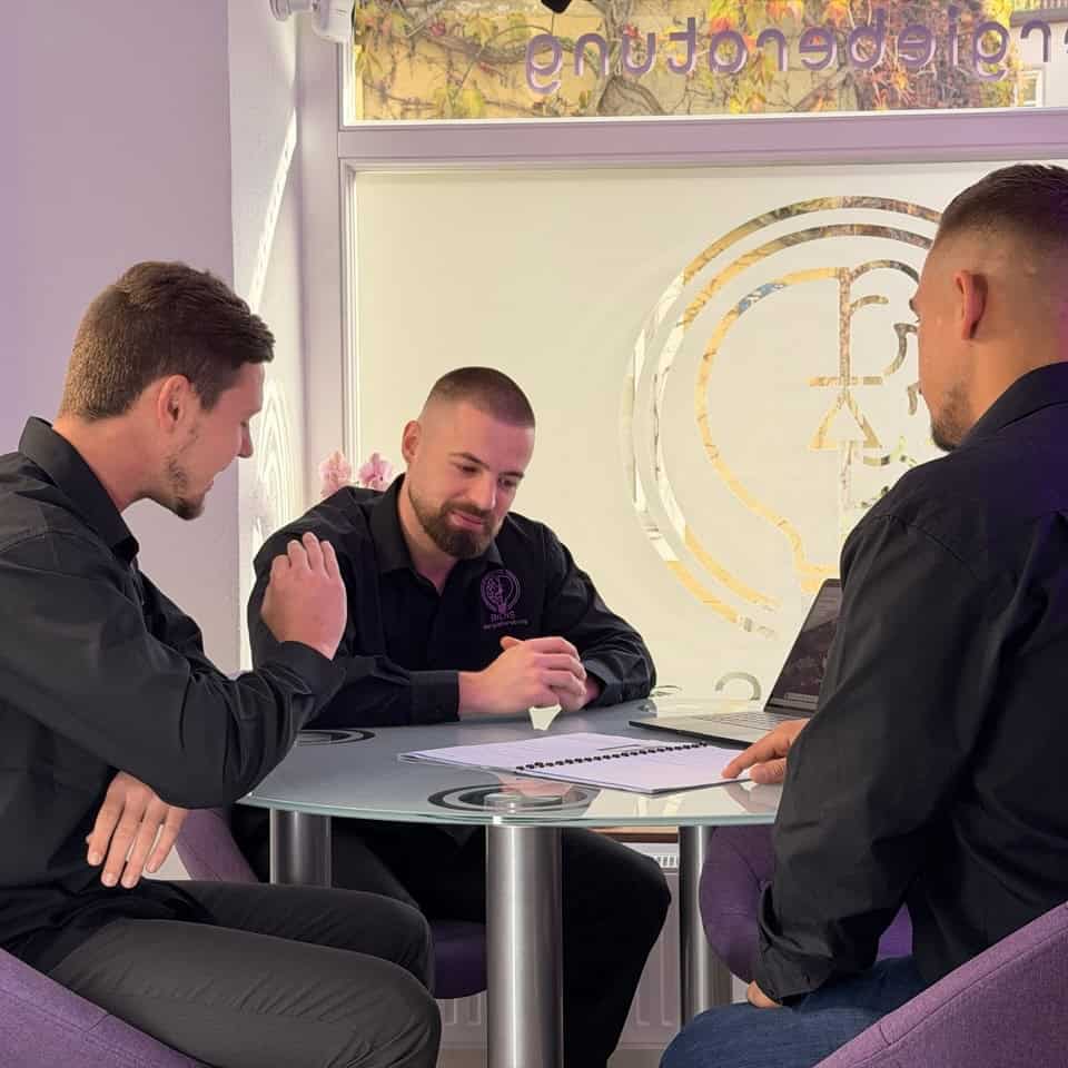 BOS-Team im Beratungsgespräch